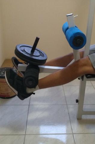 Mesa de supino com duas barras maciças e dois alteres - Foto 3