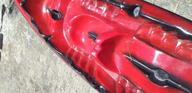 Caiaque duplo vermelho com um remo - Foto 2