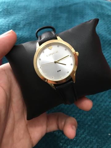 Relógio dourado feminino