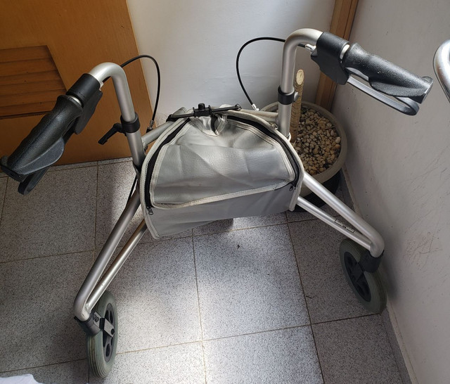 Andador Praxis Confort com três rodas. - Foto 2