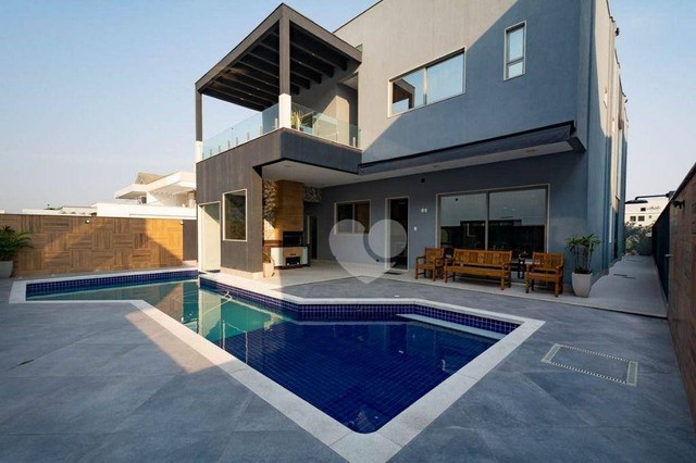 Condomínio Alphaville - Casa Triplex em projeto Contemporânea com 5 Suítes. Oportunidade!