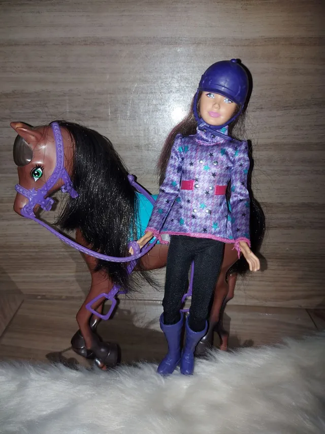 BARBIE FAMILY MATTEL COM CAVALO ARTICULADO EM BOM ESTAD