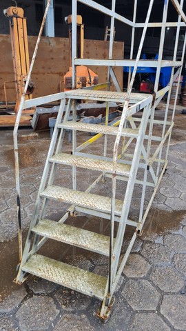 Escada Plataforma em Ferro com 6 Degraus + Patamar (no estado)
