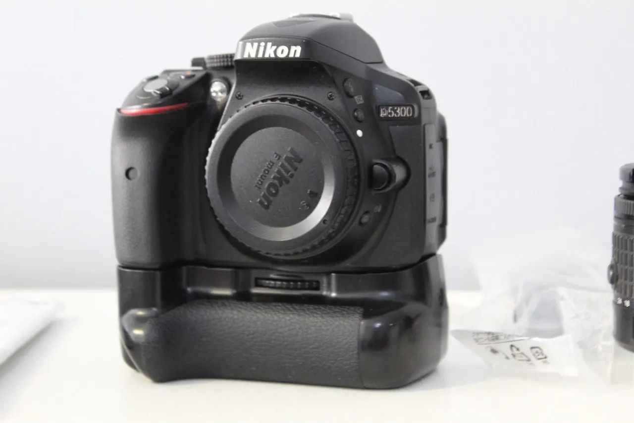 Nikon d 5300 com grip e caixa 18x55 e 50mm