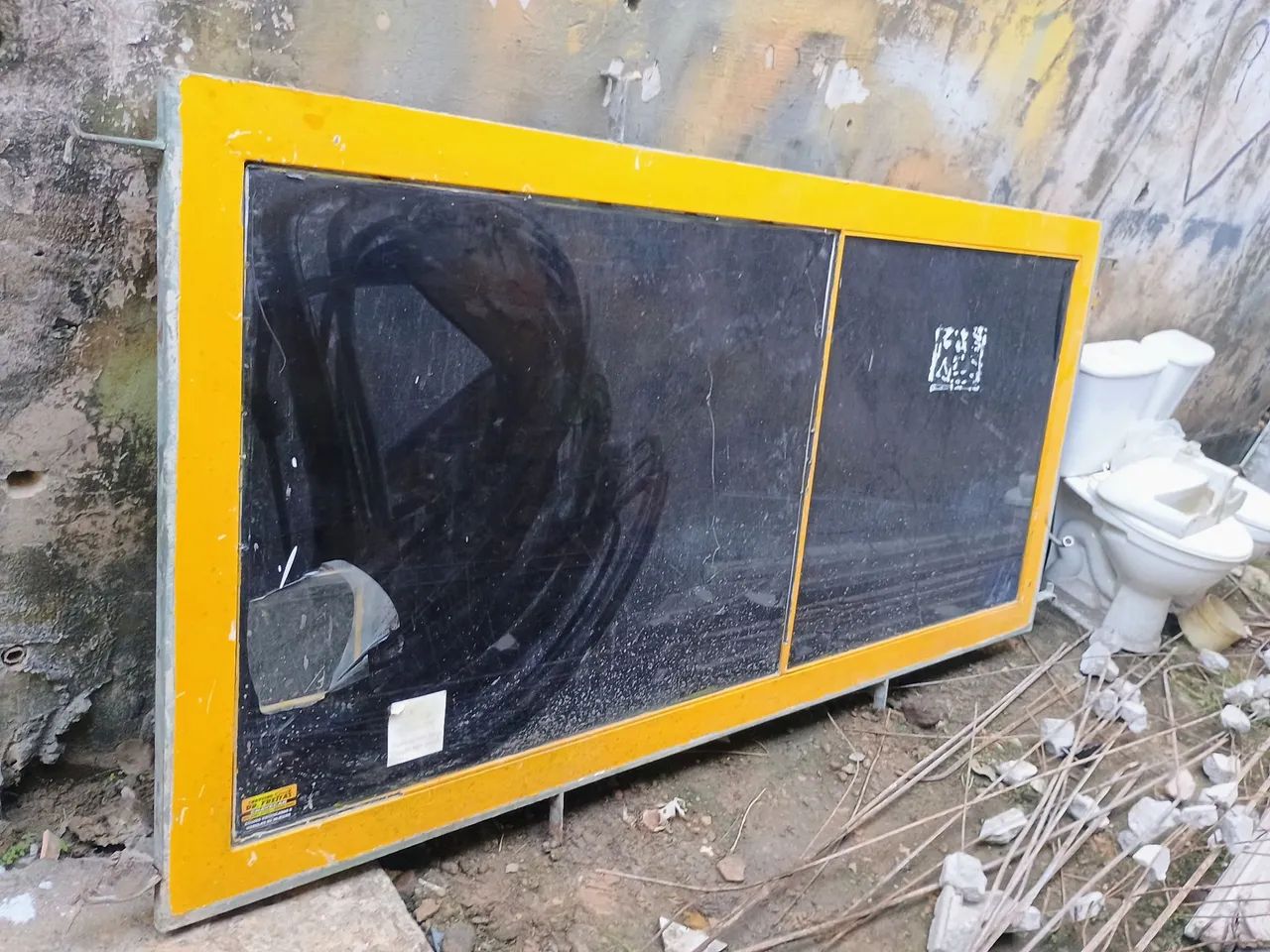 JANELA DE FERRO COM VIDRO TODA DE FERRO MACIÇO POR R$:500 - Foto 6