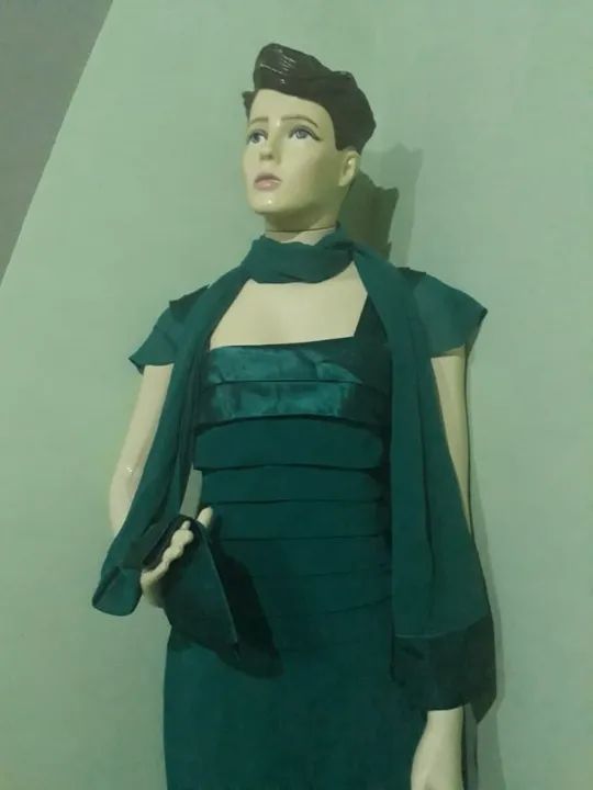 Vestido de festa com echarpe