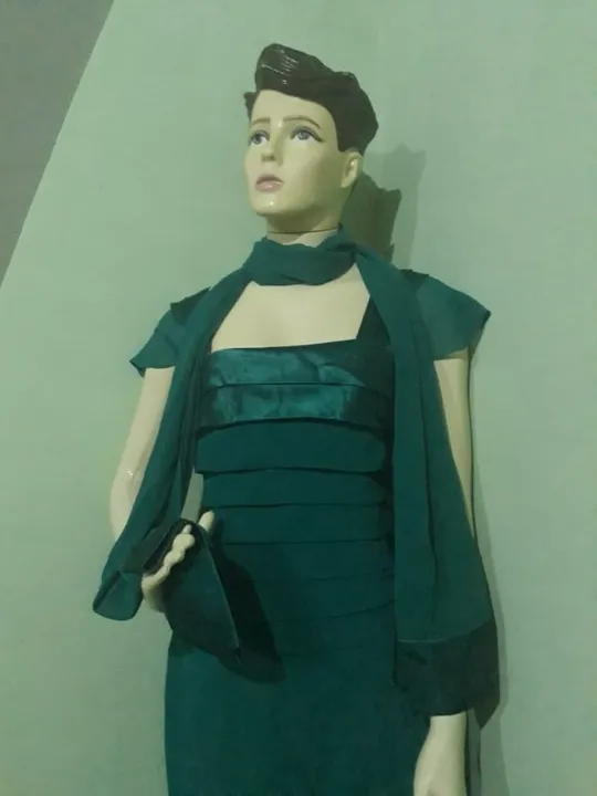 Vestido de festa com echarpe
