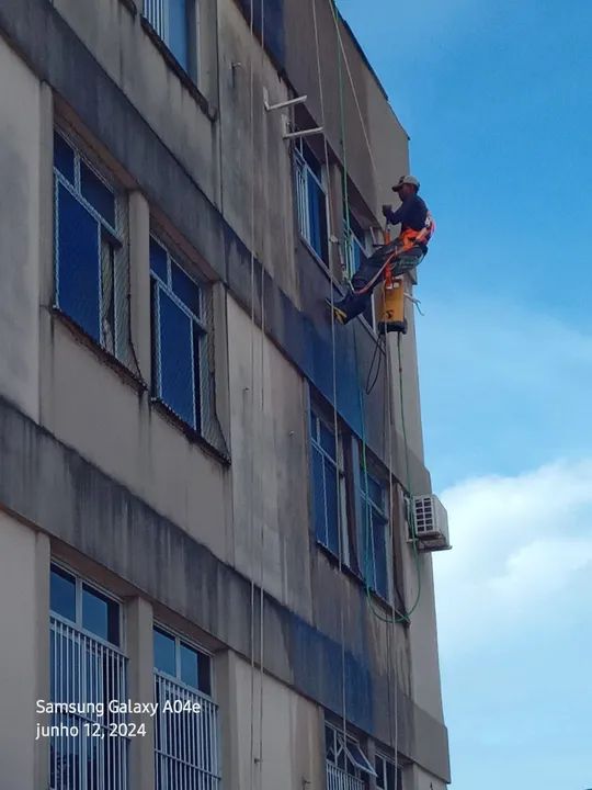 Vendo ferramentas de pintura de fachadas