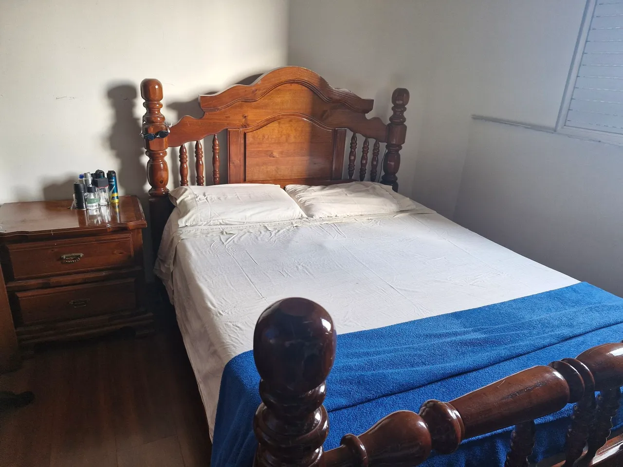 Cama Queen de Madeira Maciça com colchão e 2 criados