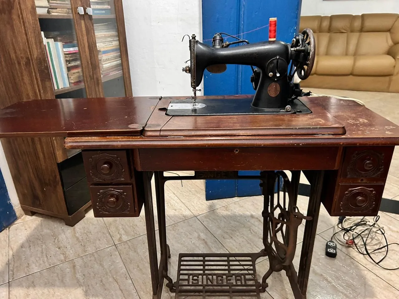 Máquina de Costura Singer Antiga com Mesa de Madeira