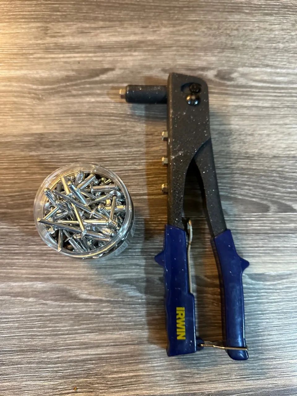 Rebitadeira irwin + rebites alumínio.