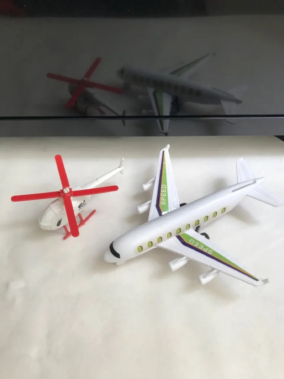 Brinquedo Avião e Helicóptero /colecionável 