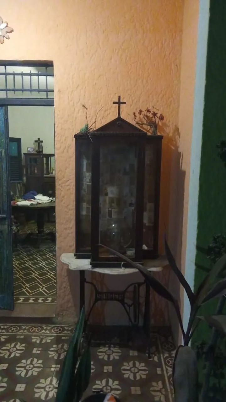 Oratório de madeira maciça,completo com os pés e tampo de granito ...