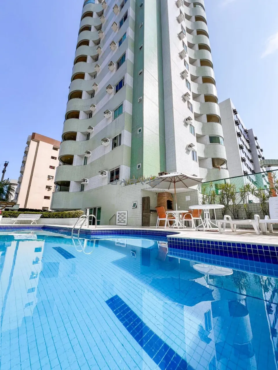 APARTAMENTO AMPLO E MUITO VENTILADO COM 3/4 SENDO 2 SUÍTES Á VENDA NA PONTA VERD