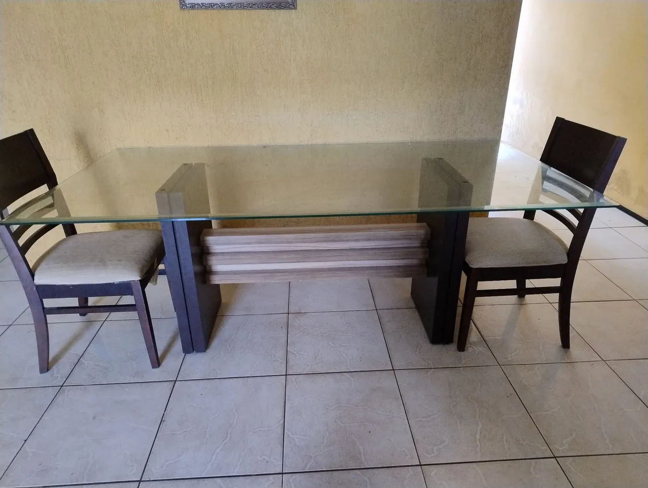 Mesa de jantar com tampo de vidro e cadeiras