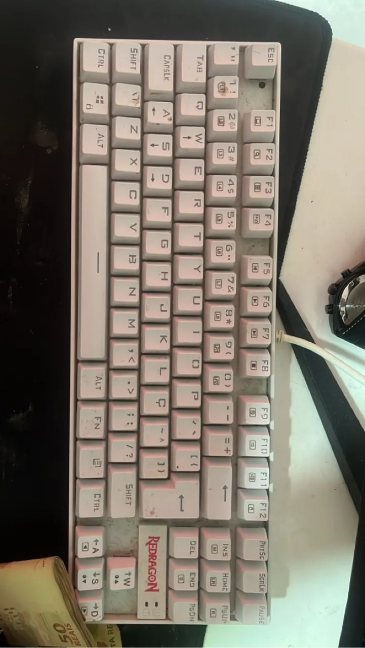 Monitor com teclado e mouse