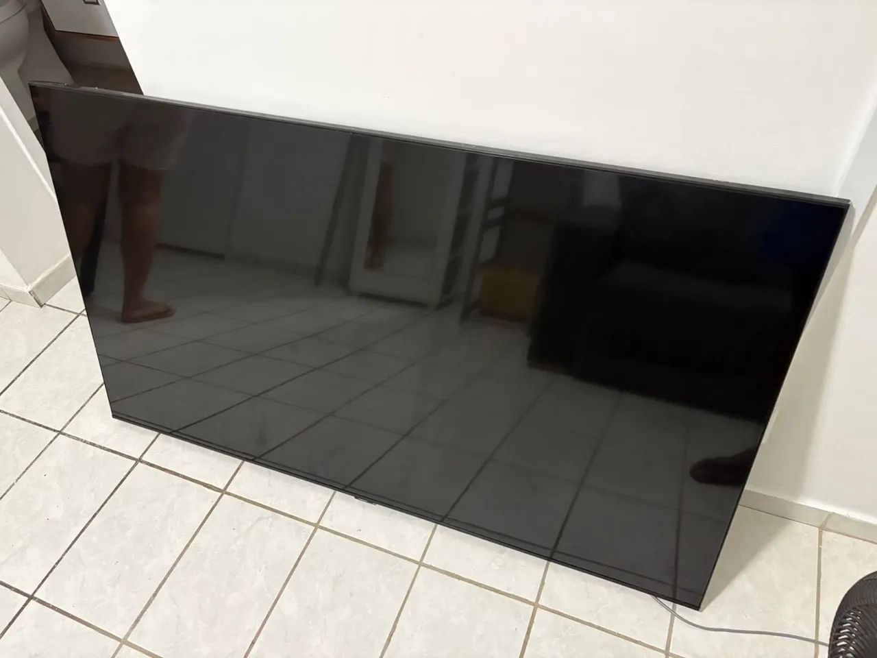 Samsung 65" Crystal UHD DU7700 TV with Broken Display (Ideal for Parts)64522265721089121