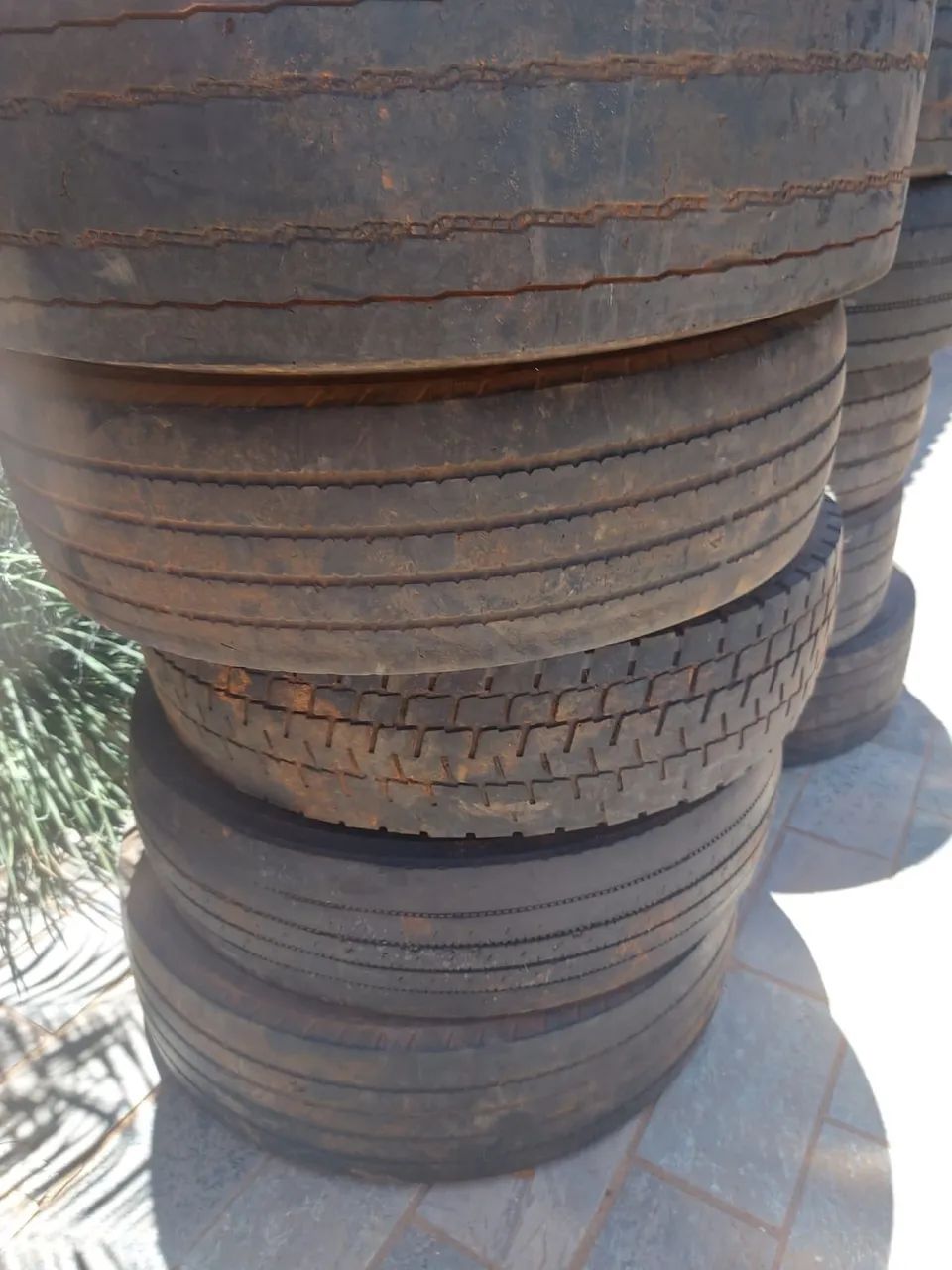 PNEUS  235x75 R17,5  E  215x75 R17,5