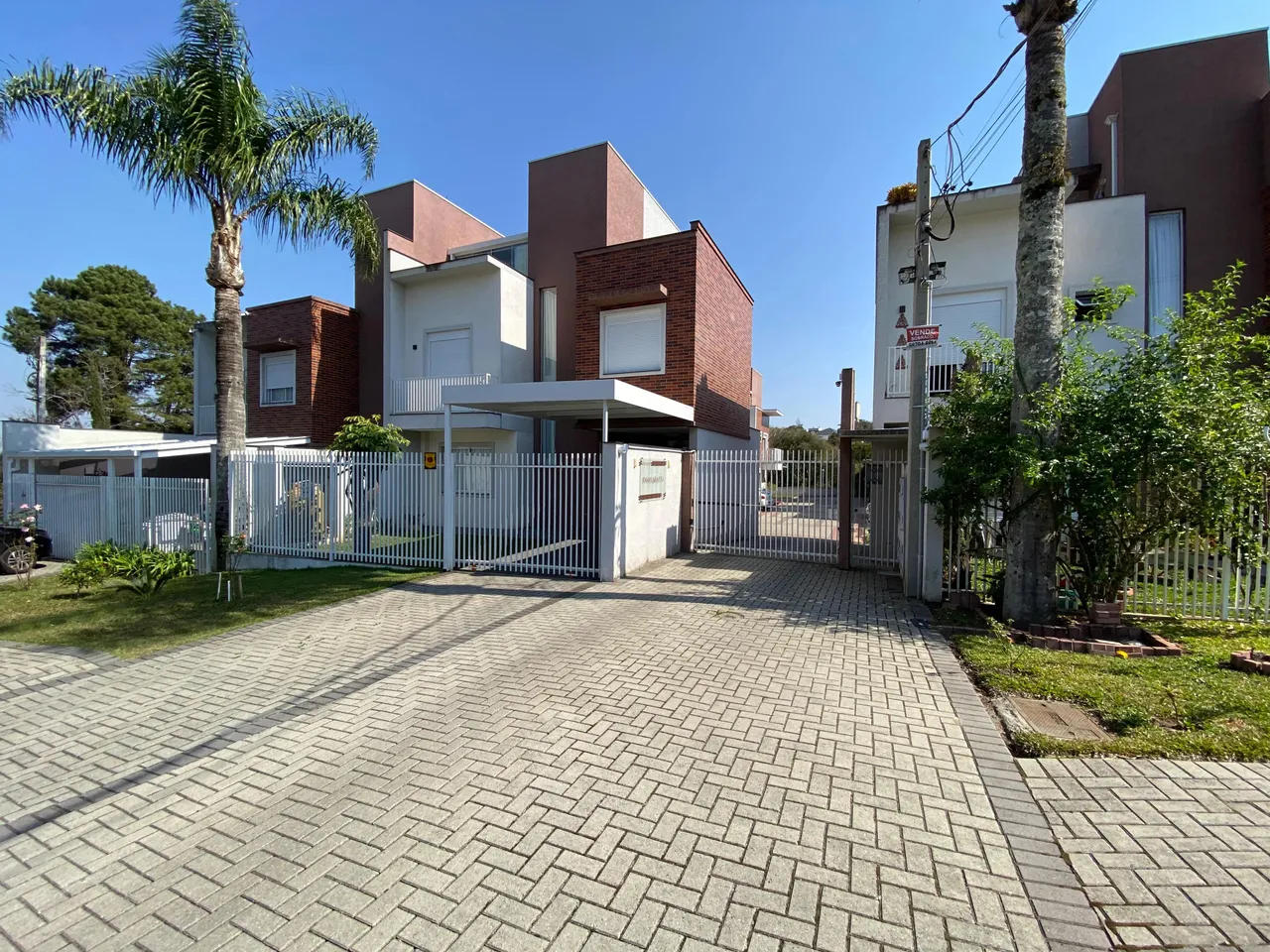 Sobrado triplex 150 m2 área útil em condomínio fechado - Bairro Campo Comprido Curitiba