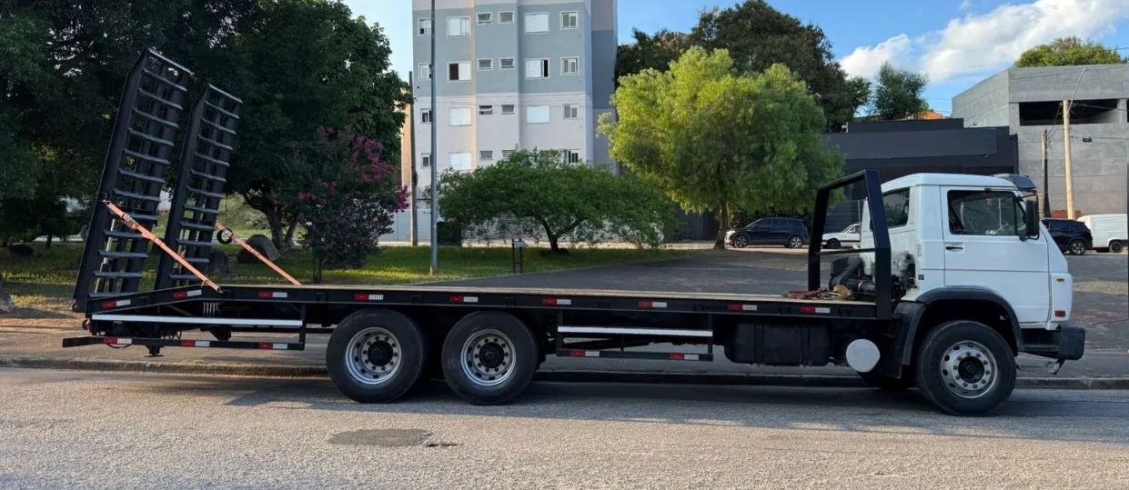 VW 23-230 ano 2014, 6x2, com Prancha Fixa nova de 2.60x 8.50 metros, em SP - Foto 5