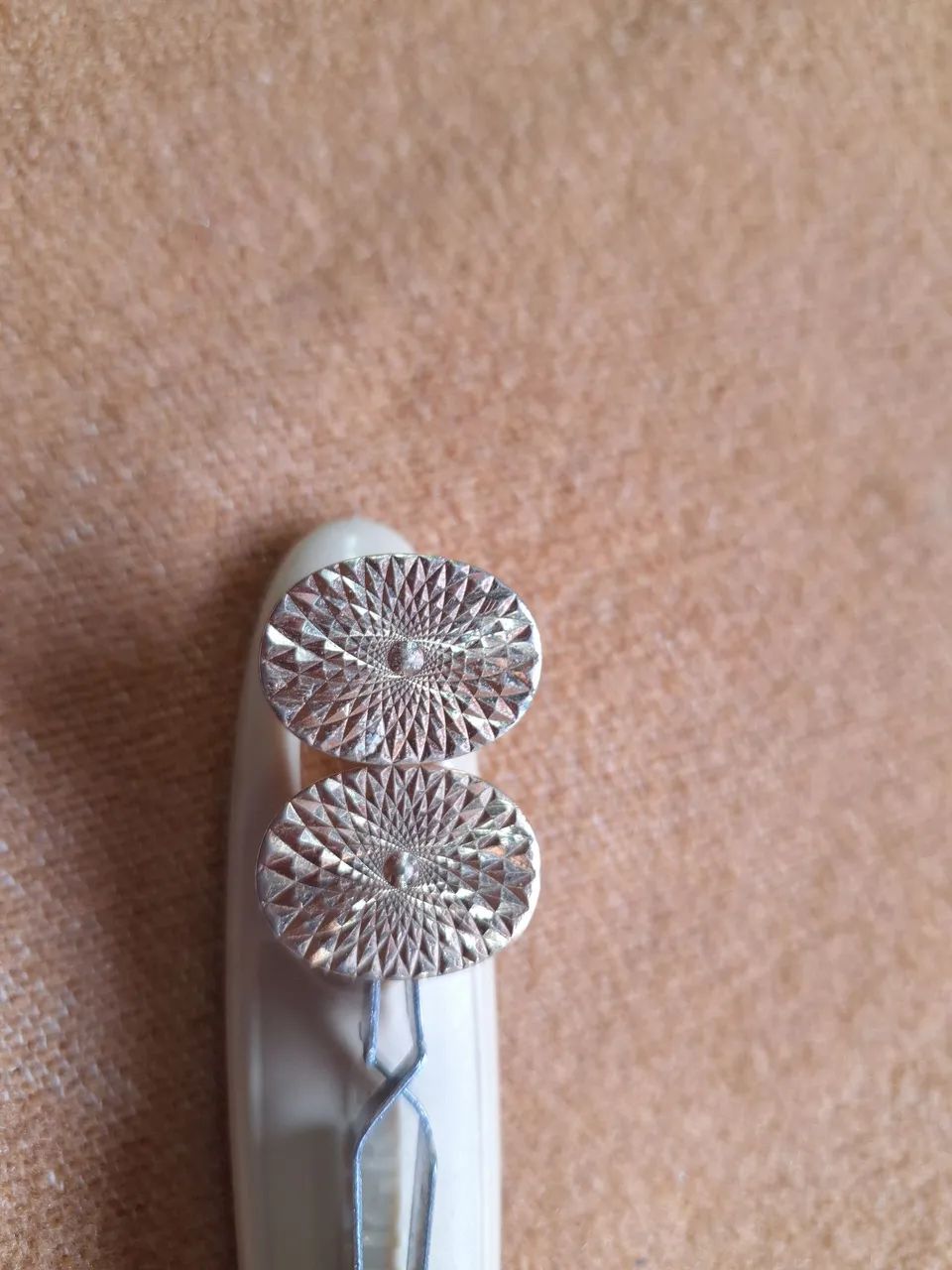 Abotoaduras douradas com prendedor de gravata 