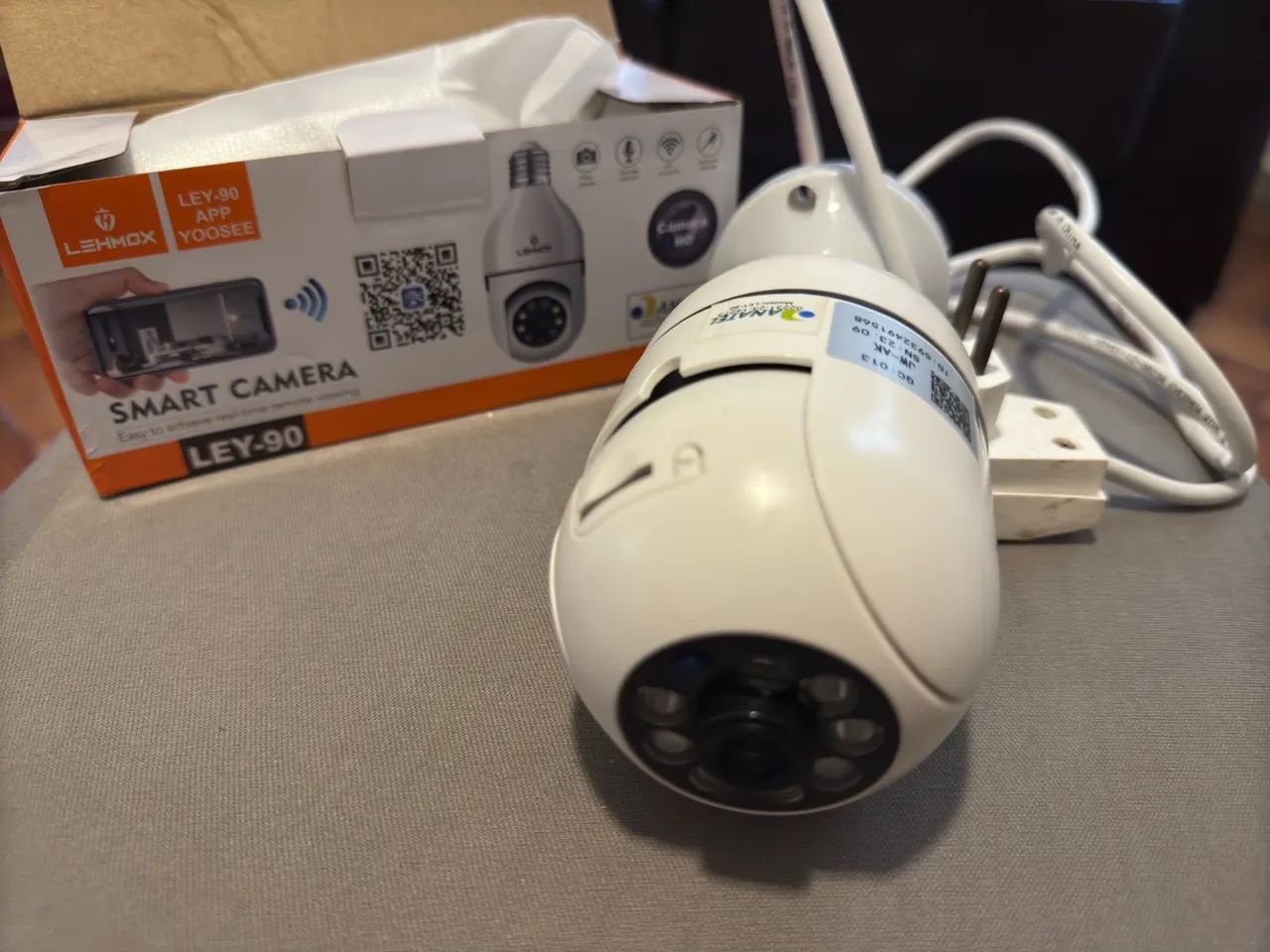 2 Smart Câmera WI-FI marca LEHMOX  modelo LEY-90 para uso com o app YOOEE
