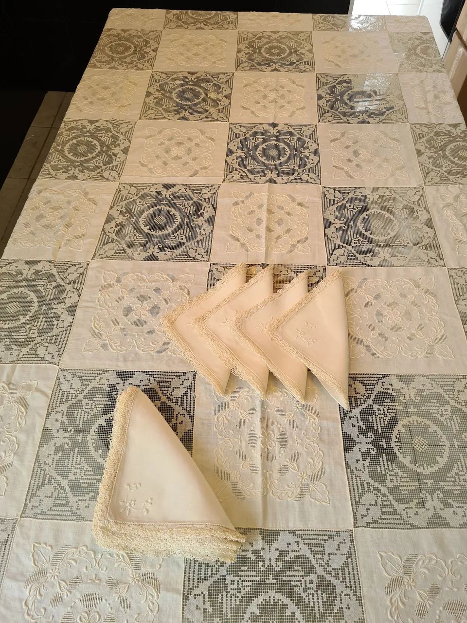 Jogo de toalha de mesa em linho puro renda renascença e bordadas. 