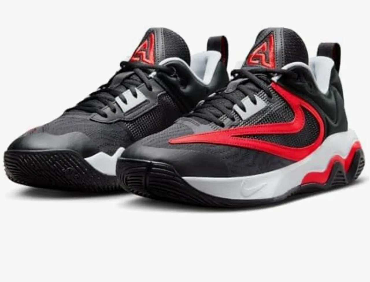 Tênis de Basquete Preto e Vermelho - Design Moderno