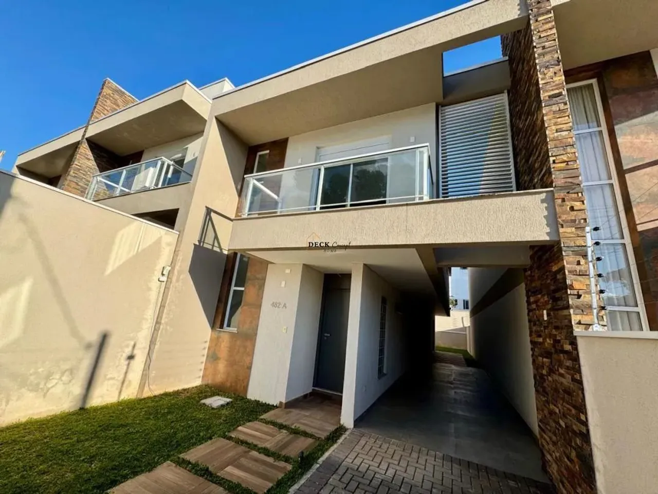 Sobrado no Bairro do Pilarzinho com 180m², 4 dormitórios ( sendo 2 suítes ) e 3 vagas - Pi