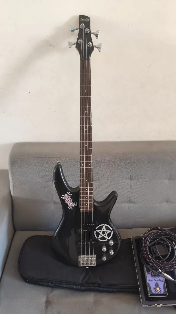 Baixo Ibanez Black com Pedal Bass Equalizer, Bass compressor, Noise gate + fonte + cabos