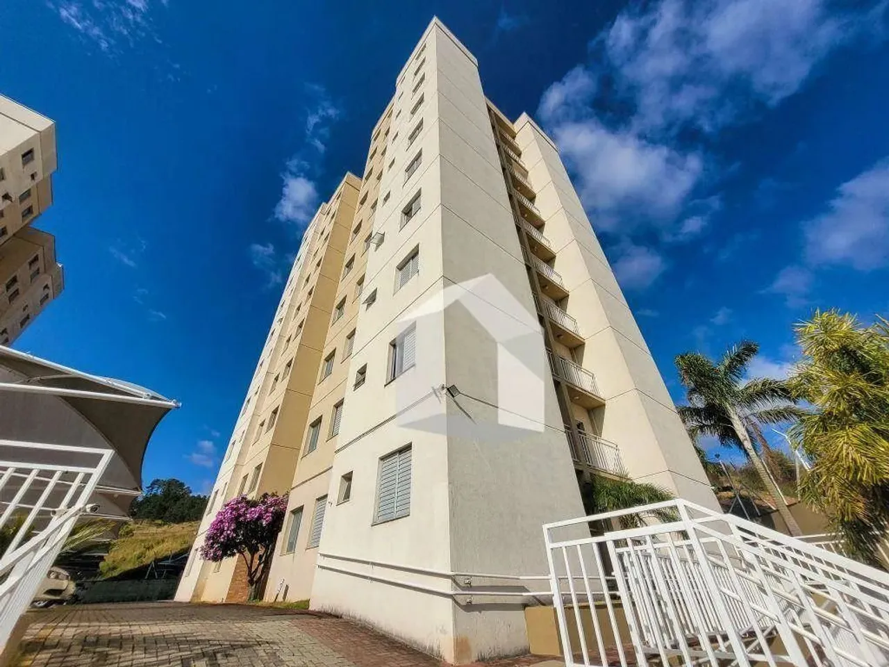 Apartamento com 2 dormitórios para alugar, 55 m² por R$ 1.440,00/mês - Jardim Country Club
