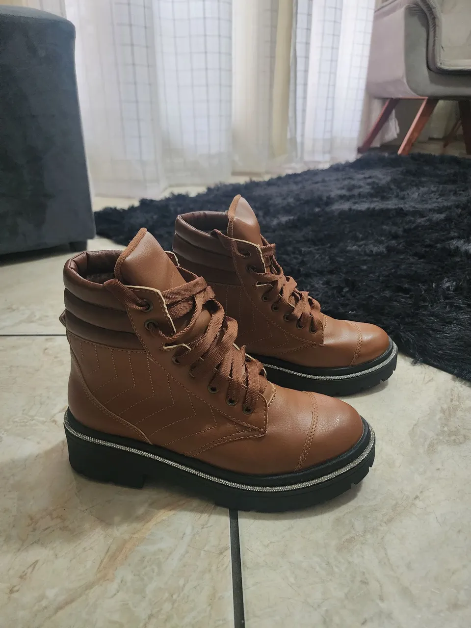 Bota feminina cano curto marrom