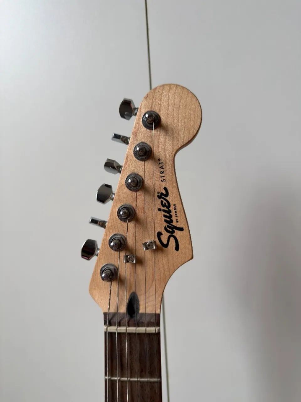  Guitarra Squier Standard Stratocaster Sunburst - Foto 3