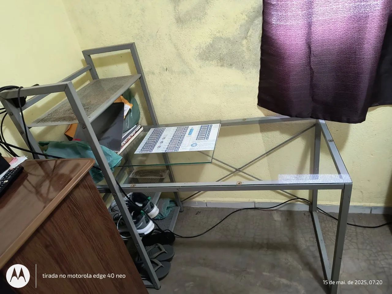 Mesa de escritório com prateleiras e vidro. 180 - Foto 2