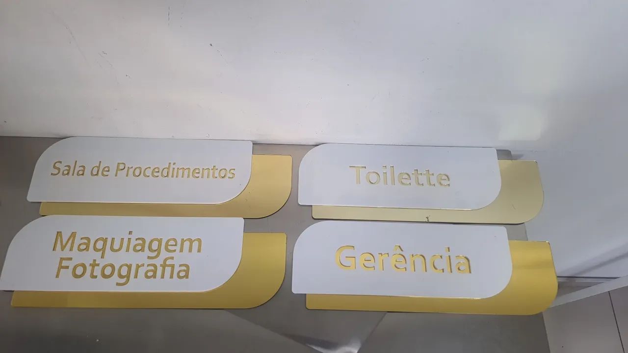 Placa de Sinalização para porta de acrílico espelhado Branco e Dourado 