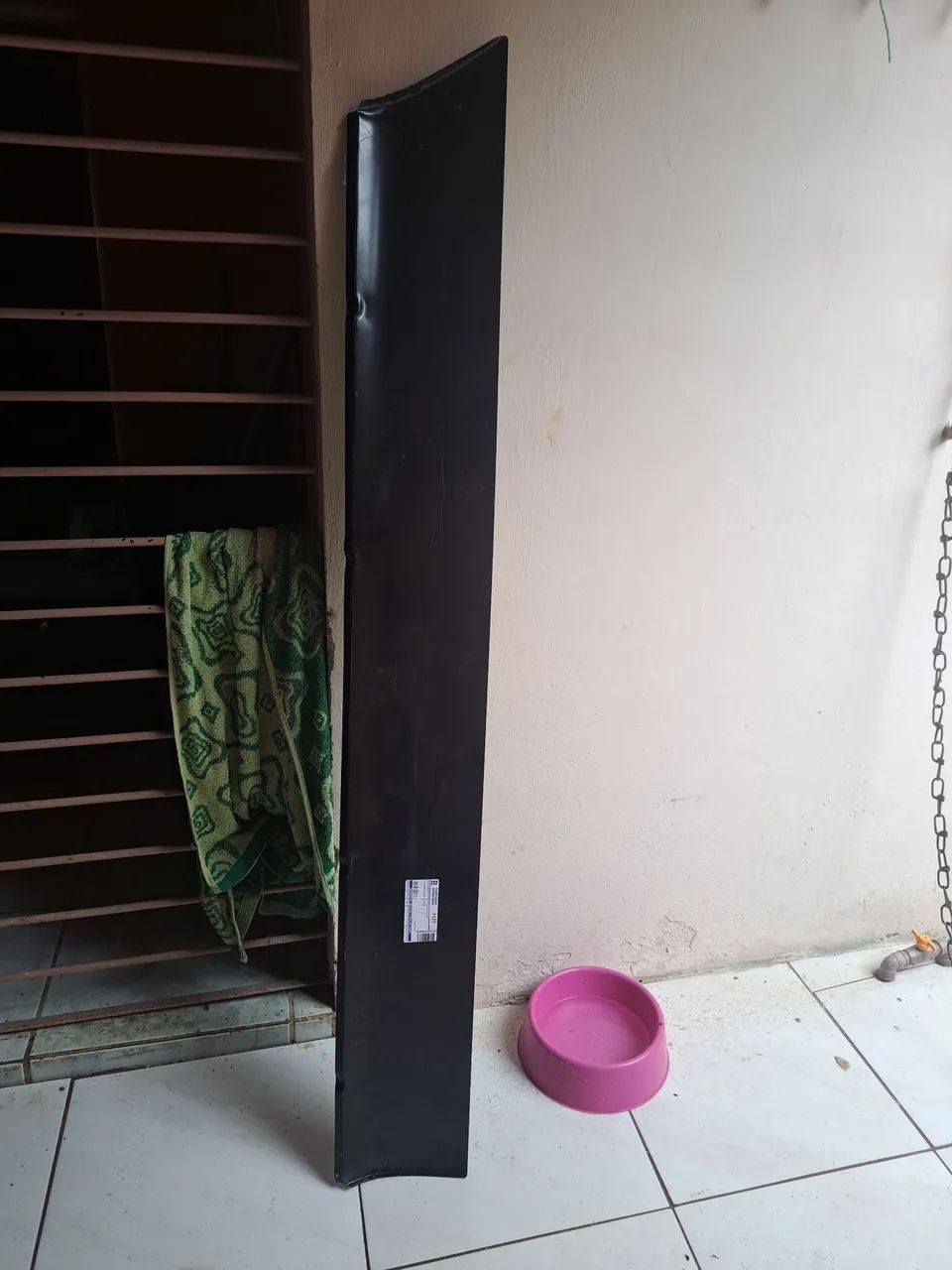 Vendo uma soleira de kombi externa do lado esquerdo. 