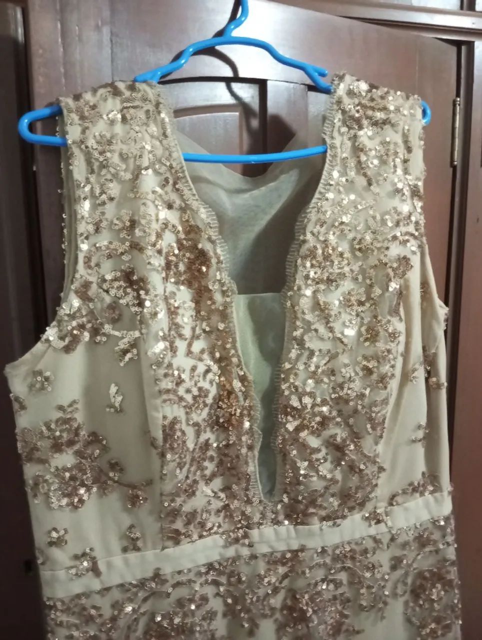 Vestido de festa bordado com paetês dourados - Foto 3