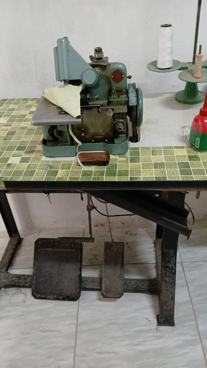 Máquina de Costura Overlock Industrial