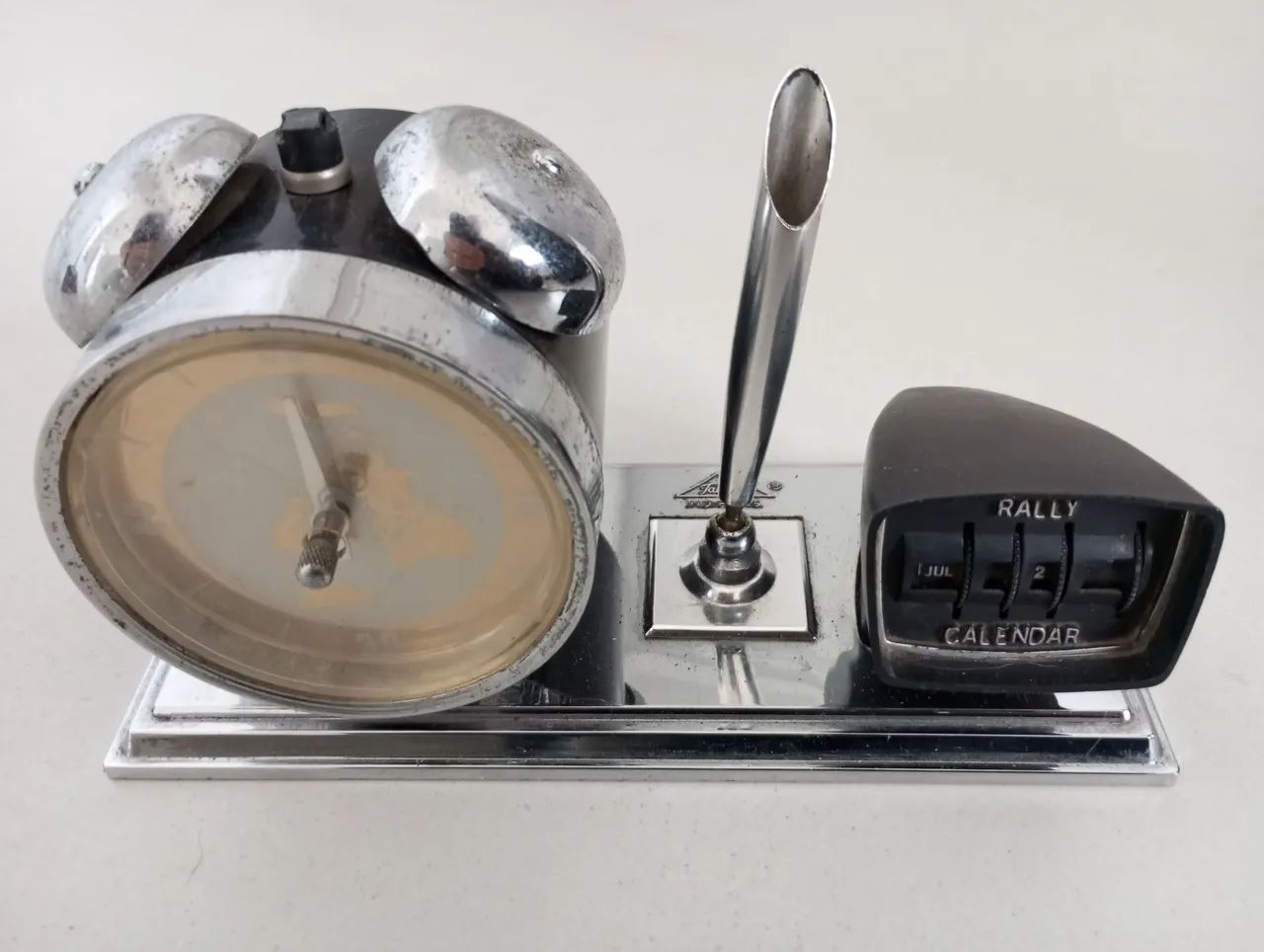 Relógio despertador antigo com calendário e porta caneta