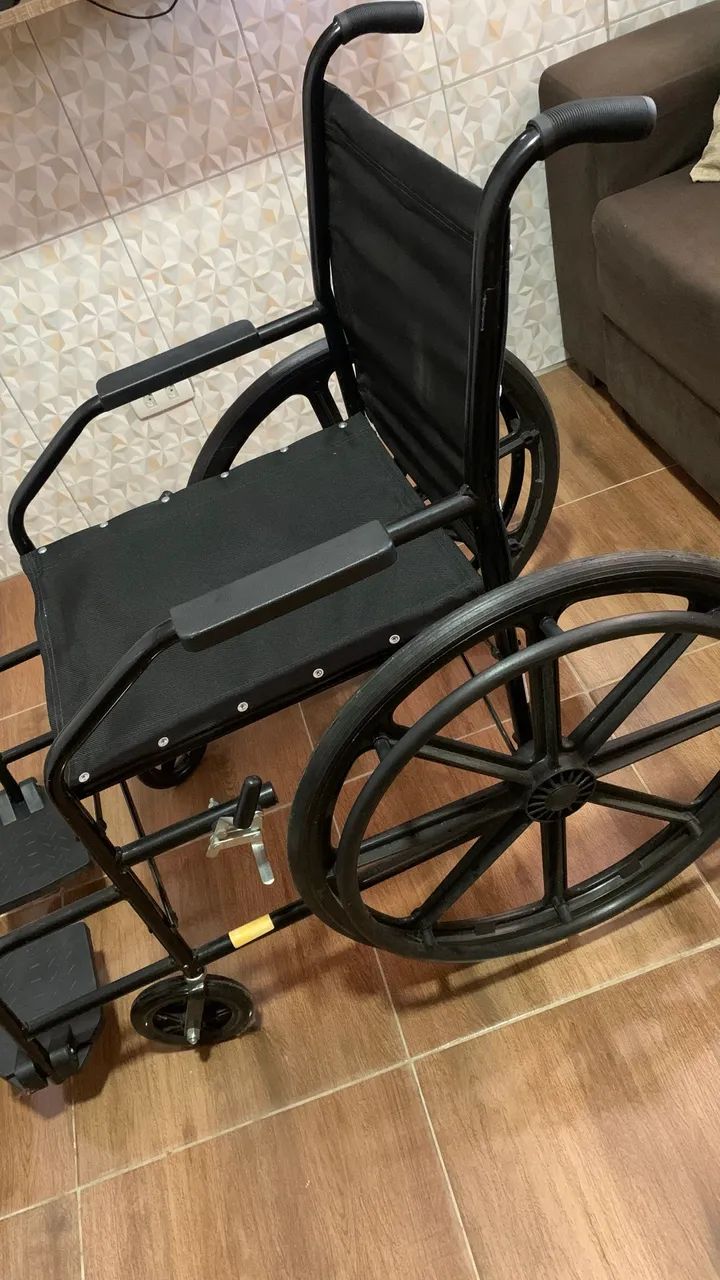 Cadeira de rodas seminova (para vir buscar) - Foto 3