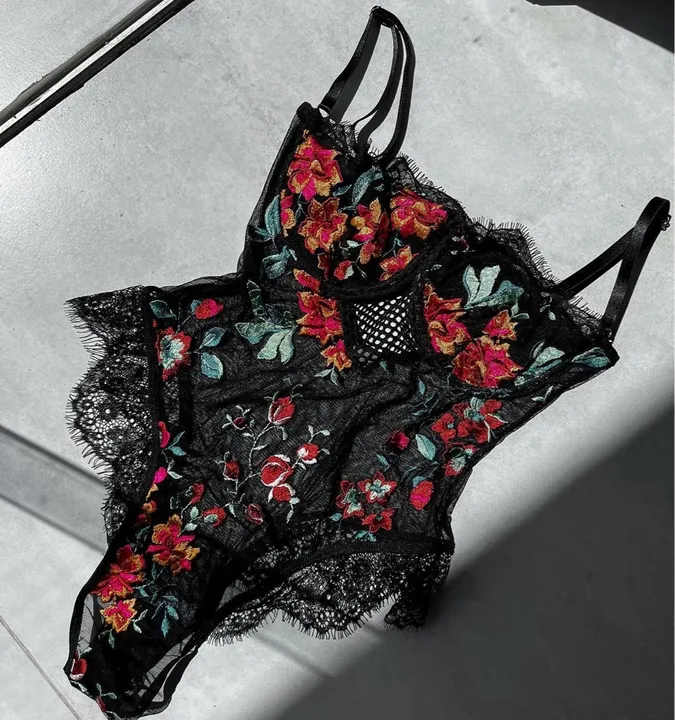 Body Bordado Floral - Preto