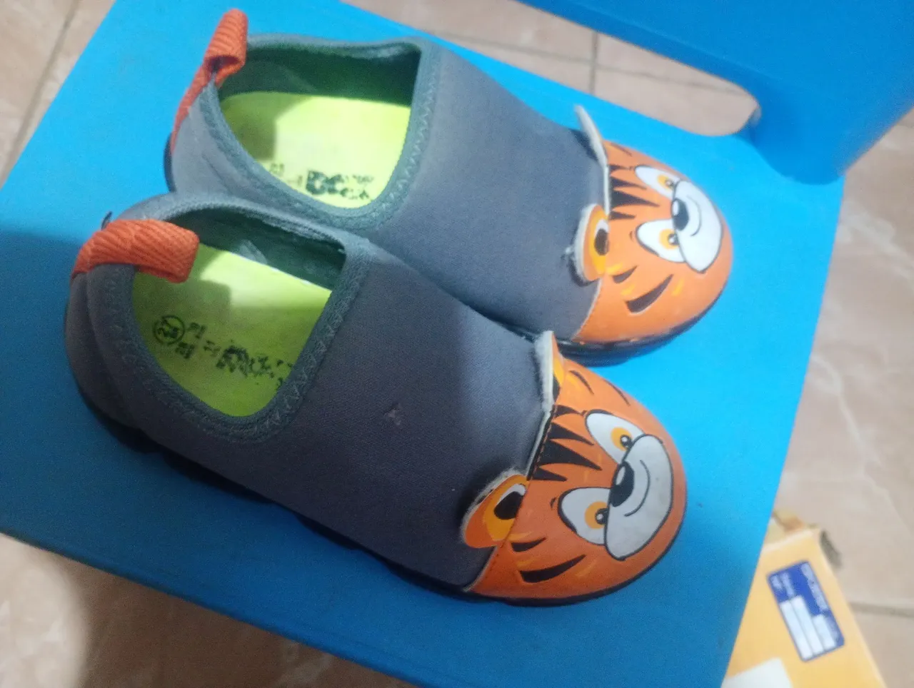 Sapatos/ tênis infantil com estampa de tigre e acende - seminovo