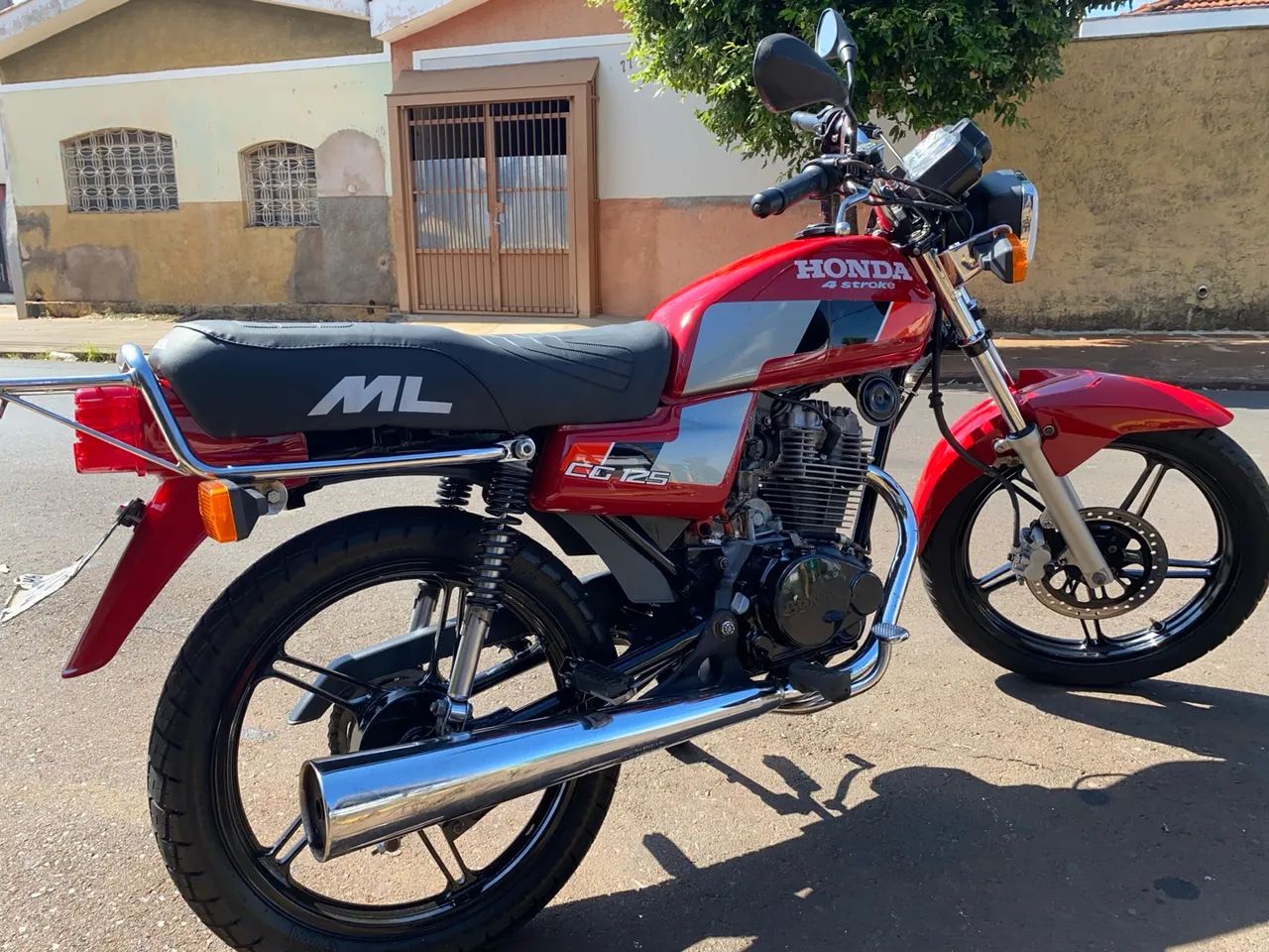 APENAS VENDO - MOTO SEM DETALHES 