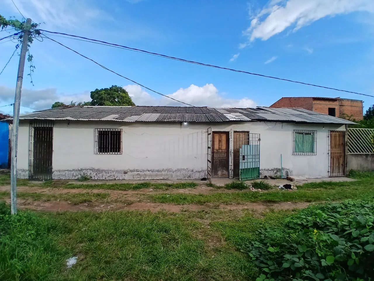 Vende- se um lote com uma casa e três kitnet