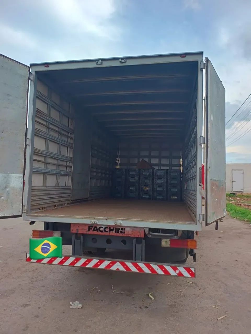 Acello 1016 2017 baú 32m3 único dono. Motor OM 924. 4.8l, 156 cv  cambio de 5 machas.  - Foto 2