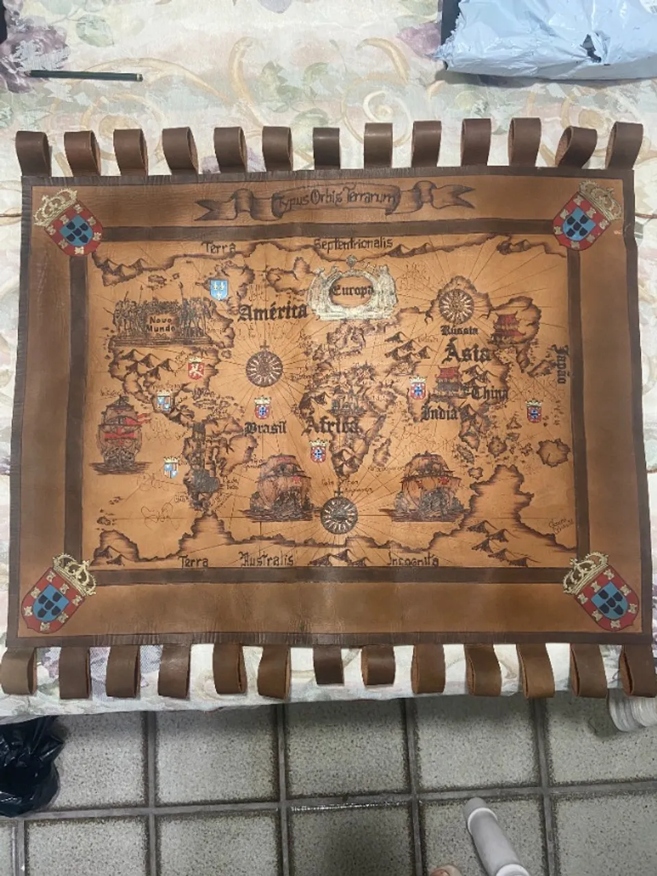 Quadro de couro legítimo.