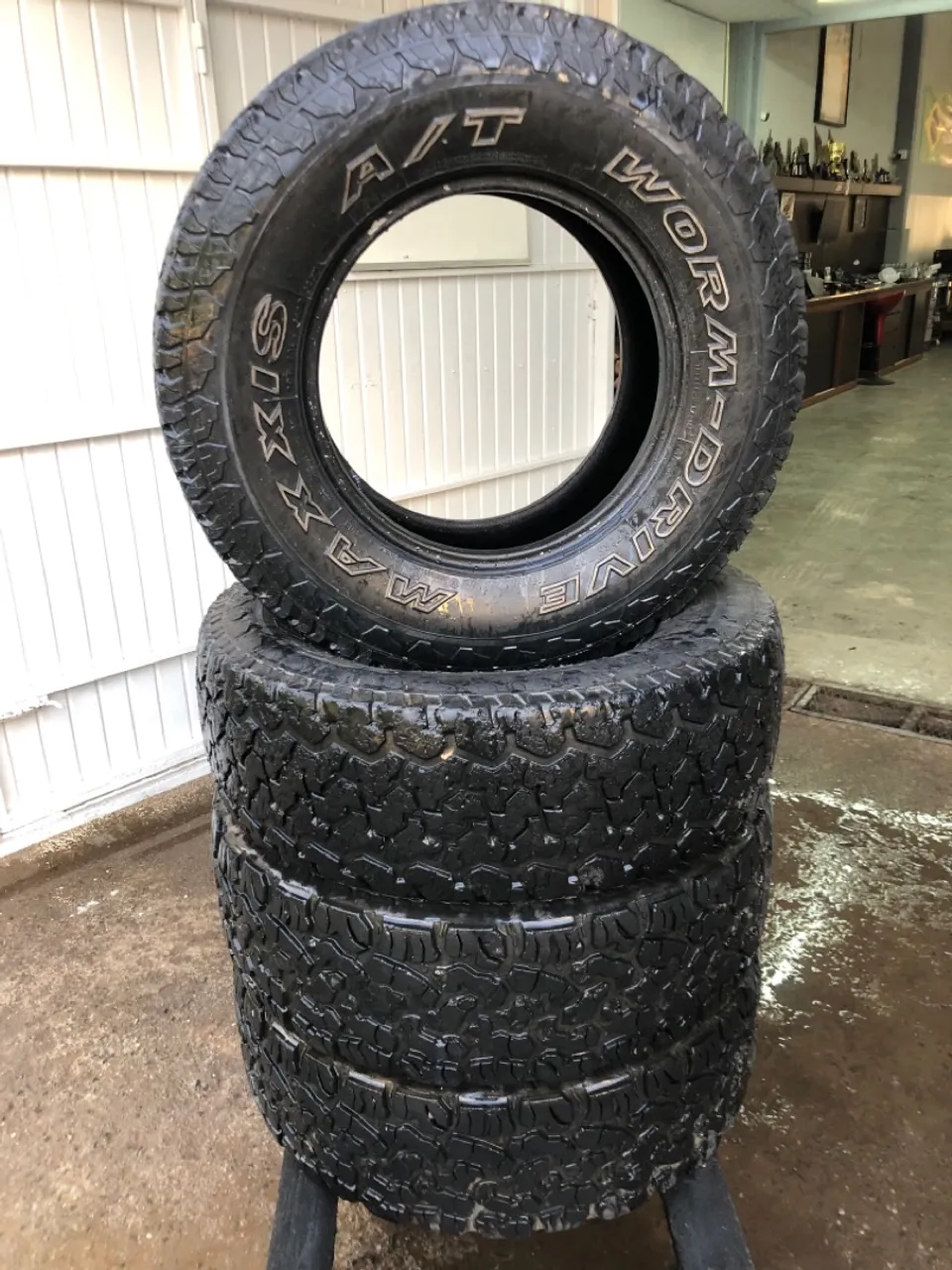 Pneu worm-drive 265/70/R16 200,00cada