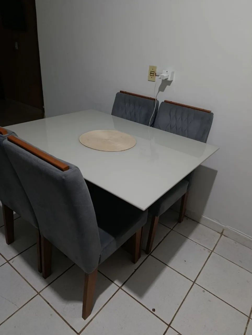 Mesa de jantar 4 lugares 