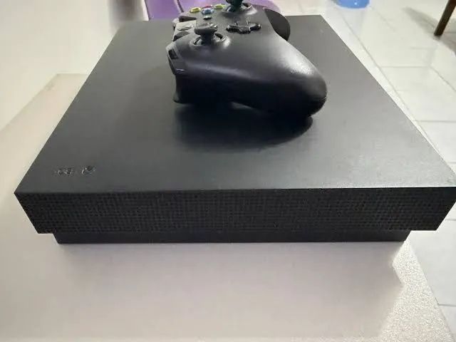 Xbox one X - 2 controles