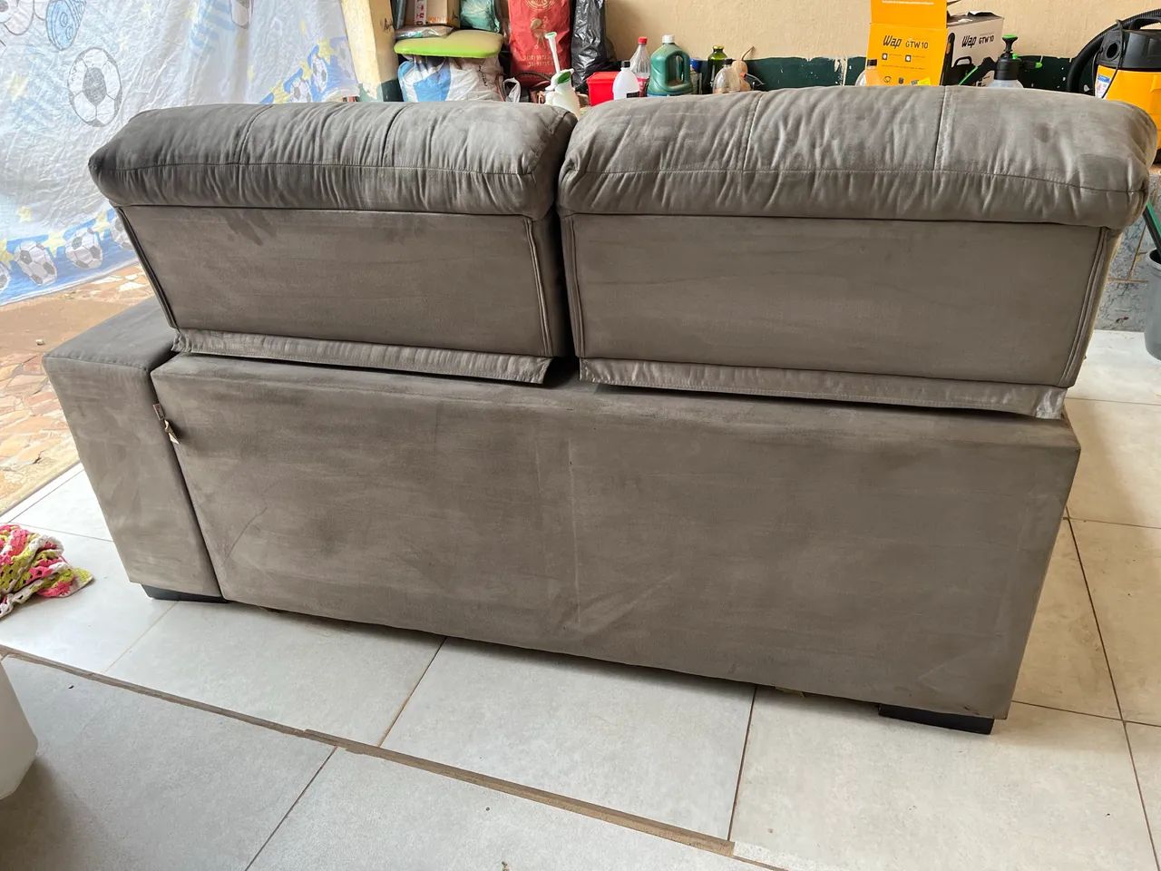 Sofá retrátil cinza dois lugares higienizado  - Foto 3